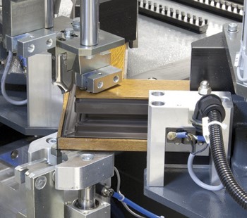 Автоматическая линия для сварки и зачистки окон MURAT CNC-2 – зачистка оконной конструкции