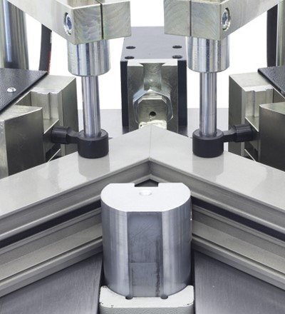 Оборудование для производства окон из алюминия – углообжимной пресс MURAT HP-114 в работе