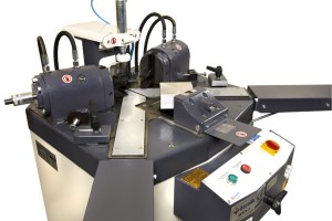 Оборудование для производства окон ПВХ, фрезерный станок ÖZÇELIK APEX-I – вид на фрезу и профиль