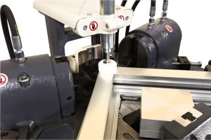 Оборудование для производства окон ПВХ, фрезерный станок ÖZÇELIK APEX-I – вид на фрезу и профиль