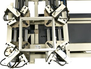 Оборудование для производства окон ПВХ, фрезерный станок ÖZÇELIK APEX-IV – вид на фрезу и профиль